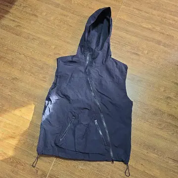 미사용 새상품 후드 부착 블랙 경량 베스트 사선 지퍼 스타일리시