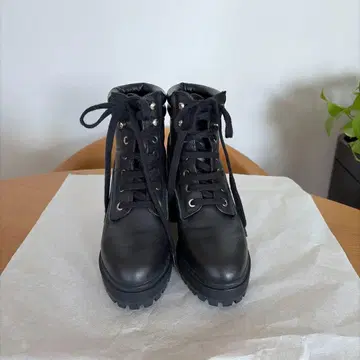 ZARA 블랙 가죽 레이스업 부츠