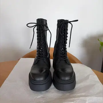 ZARA 블랙 가죽 통굽 부츠