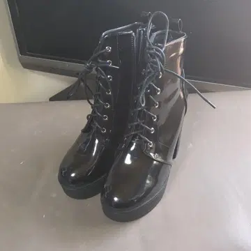 블랙 레이스업 부츠 통굽 청키힐