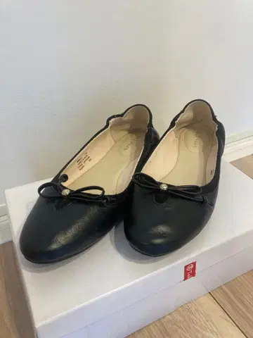 새상품급 콜한 블랙 가죽 플랫슈즈 리본 포함