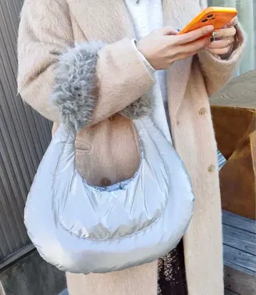 실버 퍼 핸드백