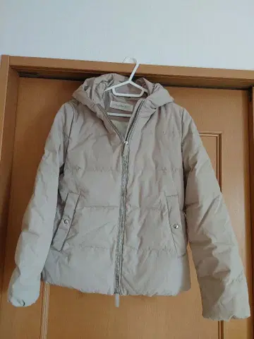 갸루리 비 베이지 후드 부착 다운 자켓