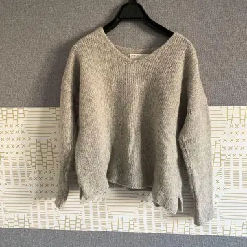 그레이 V넥 니트 스웨터