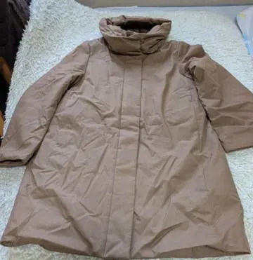 유니클로 다운 자켓 옅은 브라운 M 사이즈