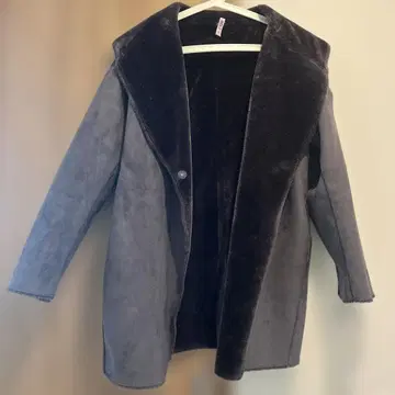 그레이와 블랙의 무스탕 코트 리버서블