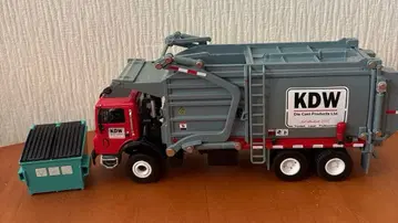 쓰레기 수거차와 쓰레기통 세트