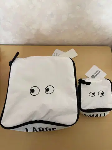 UNIQLO x ANYA HINDMARCH 파우치