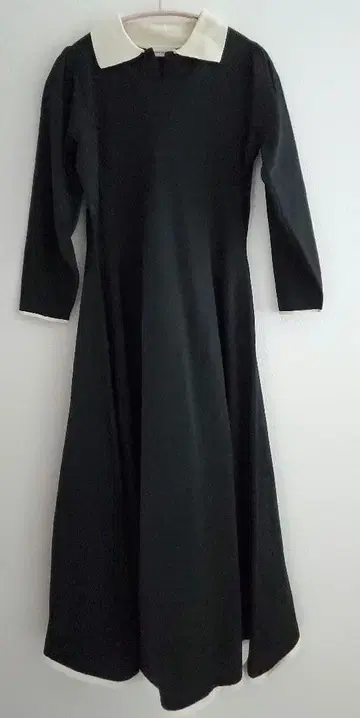 osono 배색 스키퍼 카라 니트 원피스 블랙