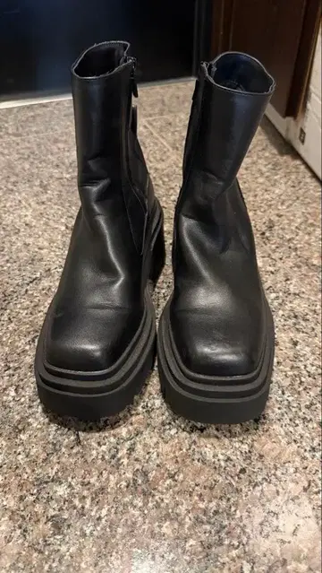 트랙 밑창 숏부츠 ZARA 완판템