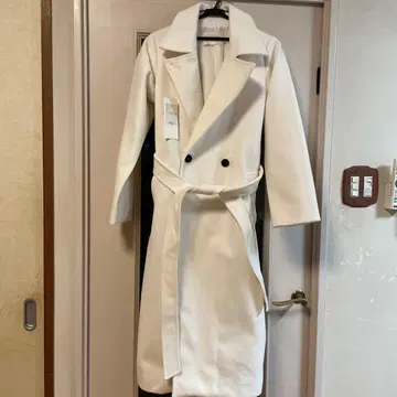 화이트 더블 브레스트 롱 코트