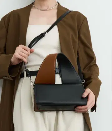 DFFUR. 커브 핸들 2WAY 바이컬러 가죽 백