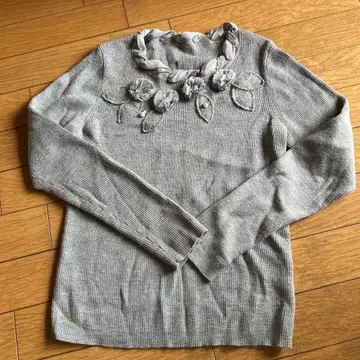 레리안 꽃 장식 그레이 긴팔 니트