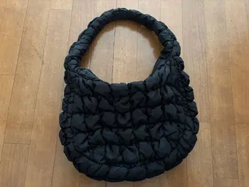 COS 블랙 퀼팅 숄더백