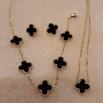 블랙 클로버 목걸이 팔찌, 귀걸이