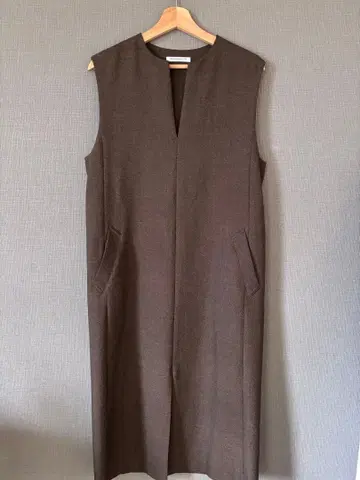 브라운 슬리브리스 롱 원피스