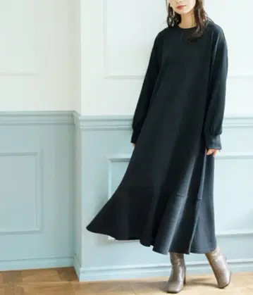 엠보싱 밑단 플레어 원피스 블랙