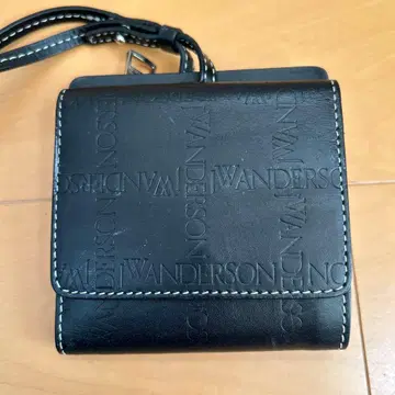 JW 앤더슨 미니 지갑 스트랩 포함 엠보싱 가공 스트랩 포함 블랙