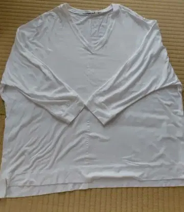 트랜짓 파서치 화이트 V넥 반소매 T셔츠