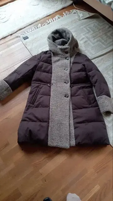다크 브라운 다운 코트 후드 부착