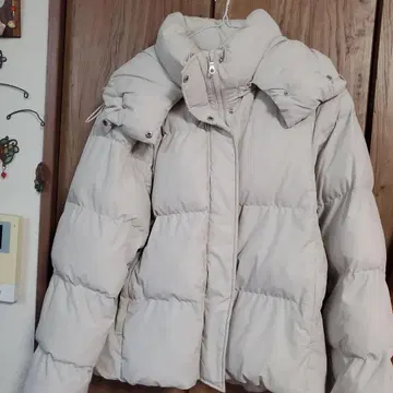 베이지 후드 부착 다운 자켓