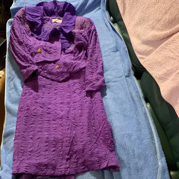 보라색 프릴 달린