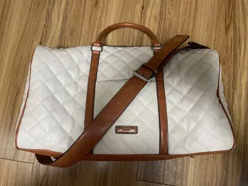 화이트 퀼팅 보스턴 백