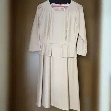 핑크 베이지 페플럼 긴팔 무릎 기장 원피스