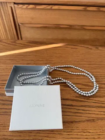 JULYNINE 줄라이나인 실버 펄 롱 목걸이