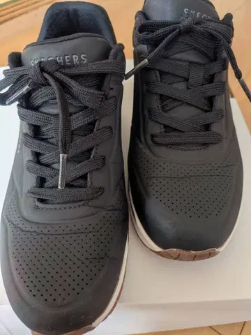 SKECHERS 블랙 스니커즈 에어 쿠션 포함