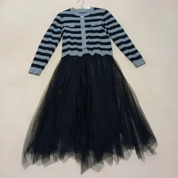 차분한 느낌으로 품격 있게 입을 수 있는 스트라이프 니트 튤 롱 원피스