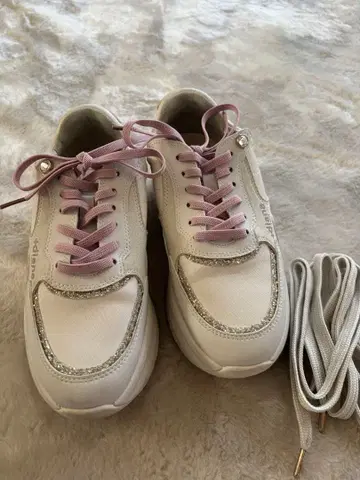 다이애나, 화이트 스니커즈