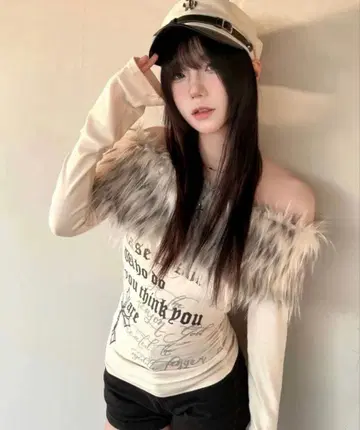 [ S 사이즈 ] Y2K 퍼 오프숄더 타이트 실루엣 상의 그런지 갸루