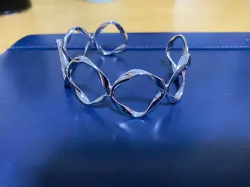 뉴앙스 트위스트 후프 뱅글 / 니켈 프리 실버 플라티나 코트 새상품급