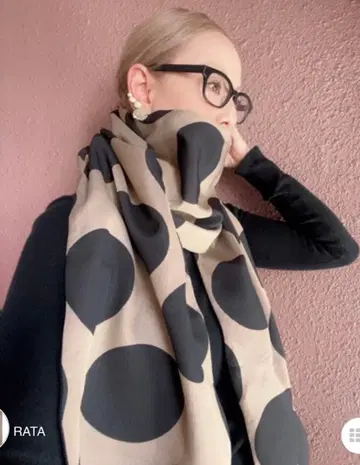 RATA님 작품 대형 도트 무늬 머플러 베이지 x 블랙