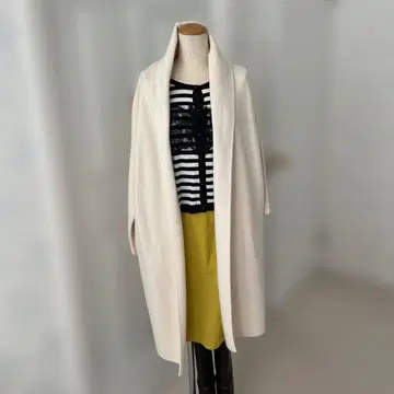 TOMORROWLAND의 크림색 롱 코트 울 혼방