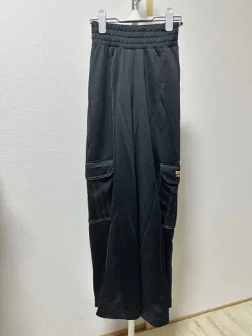 adidas 블랙 카고 팬츠 포켓 부착