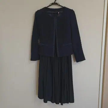 네이비 자켓과 스커트 셋업