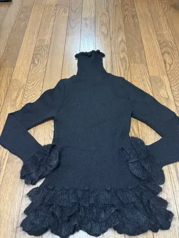 핑크하우스 프릴 장식 블랙 니트 스웨터