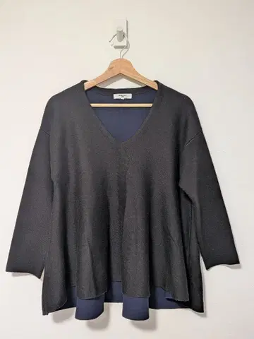 NATURAL BEAUTY BASIC V넥 페플럼 니트 블랙