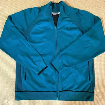 파란색 지퍼 달린 자켓