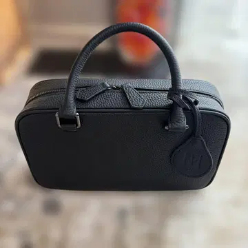 NOTRE FAVORI 블랙 가죽 숄더백 NF 로고