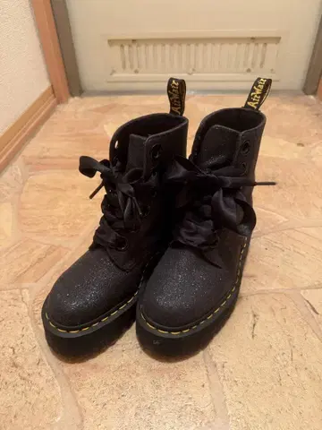 Dr. Martens 글리터 블랙 부츠 UK4