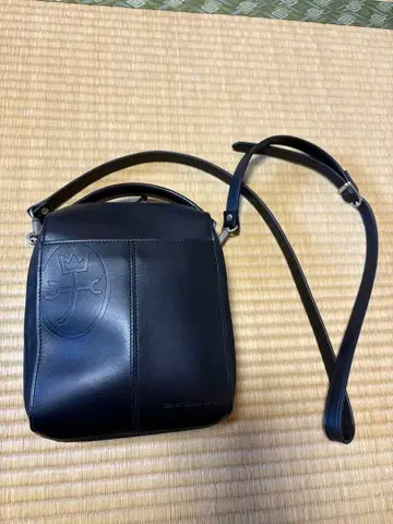 블랙 가죽 숄더백 엠보싱 로고 포함