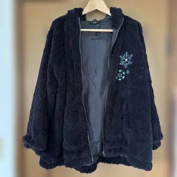 미야비유이 블랙의 복슬복슬 후드티 자수 포함