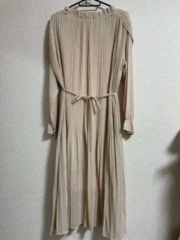 베이지 플리츠 원피스 미디 기장