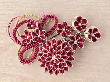 일본 의류 머리 장식 크림슨과 금 꽃 모티브