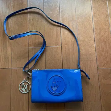 ARMANI JEANS 에나멜 백 블루