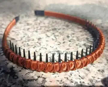 브라운 새틴 빗 달린 헤어밴드 허벅지