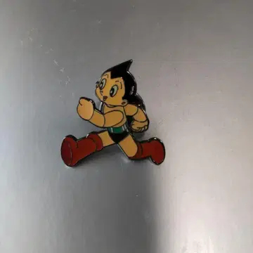 철완 아톰 핀 배지